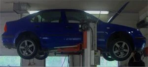 Sininen Volkswagen nostettuna huoltoa varten